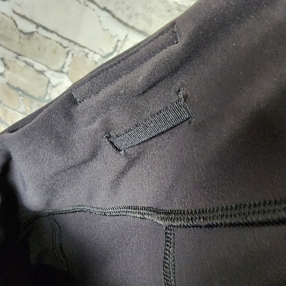 Lululemon Tight Stuff Crop Legging Black Refelctive Dots Size 6 - Picture 10 of 12